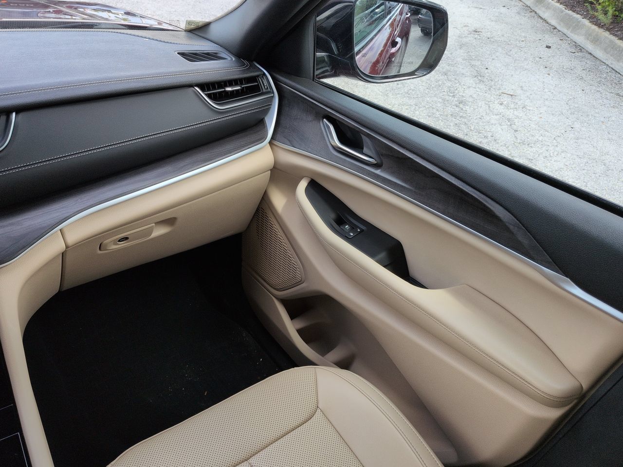 Used 2024 Jeep Grand Cherokee Limited w/ Luxury Tech Group II AWD/4WD image 17