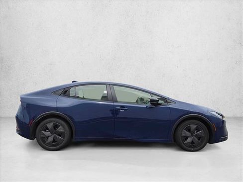 Used 2025 Toyota Prius LE FWD image 4