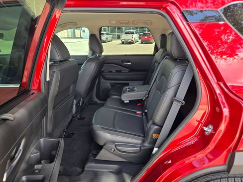 Used 2025 Nissan Pathfinder SL FWD image 21