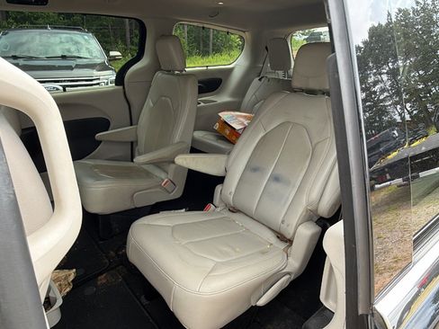 Used 2021 Chrysler Pacifica Touring-L FWD image 17
