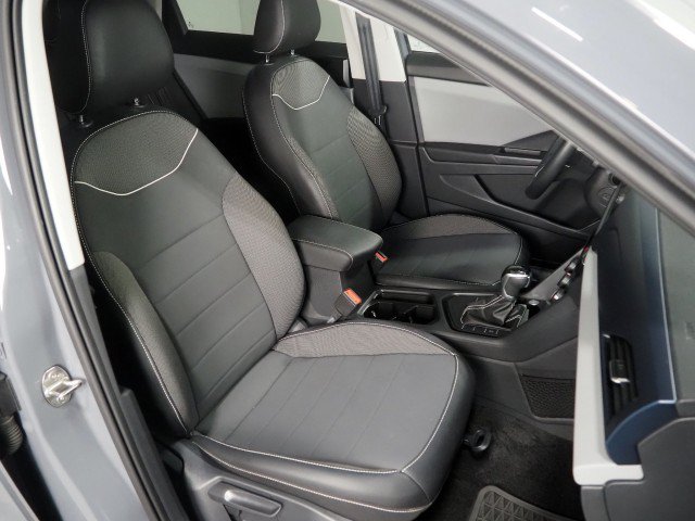 Used 2023 Volkswagen Taos SE w/ Sunroof Package w/ Panoramic Sunroof Package FWD image 3