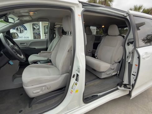 Used 2018 Toyota Sienna LE image 9
