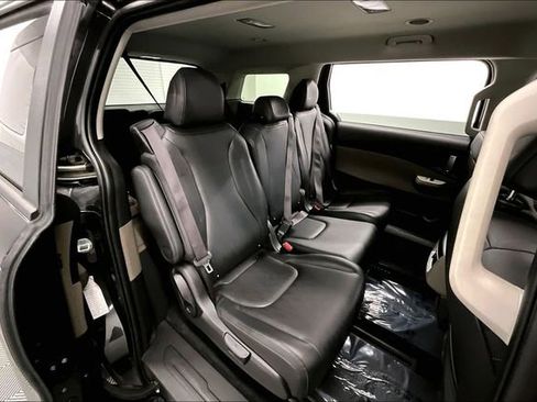 Used 2025 Kia Carnival FWD image 25