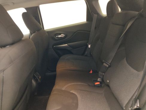 Used 2019 Jeep Cherokee Latitude w/ Popular Appearance Group FWD image 18