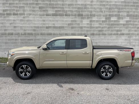 Used 2018 Toyota Tacoma TRD Sport w/ Technology Package AWD/4WD image 7