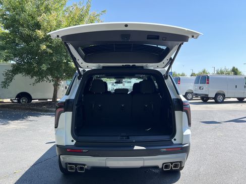 New 2026 Chevrolet Traverse LT w/ Sun and Wheel Package FWD image 12