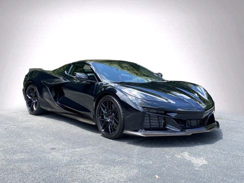 Used 2024 Chevrolet Corvette Z06 RWD image 2