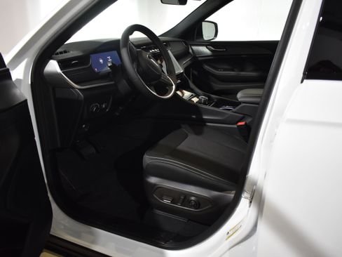 New 2025 Jeep Grand Cherokee Laredo X image 12