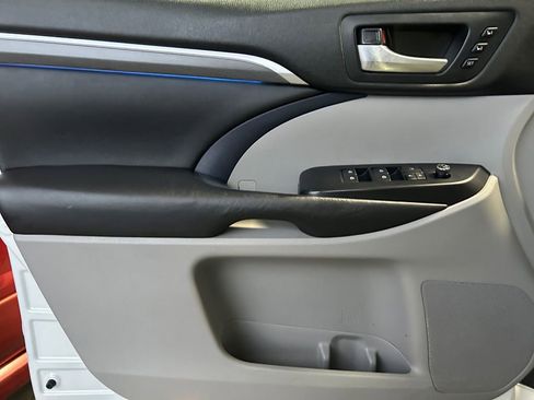 Used 2018 Toyota Highlander AWD V6 image 22