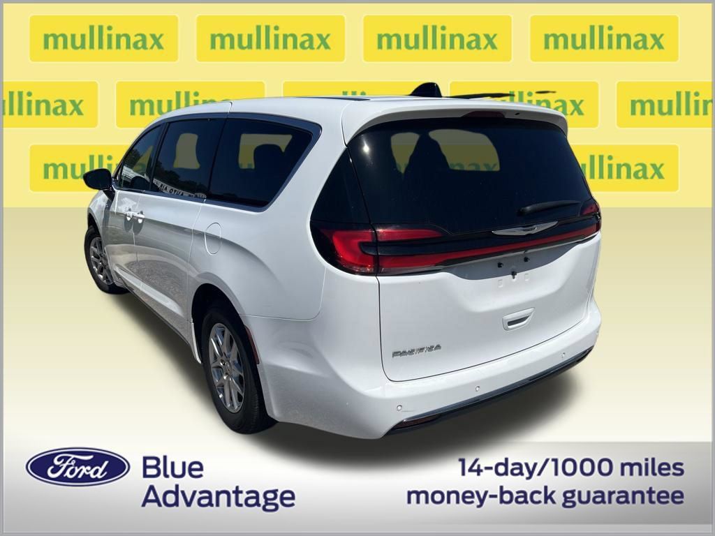 Used 2025 Chrysler Pacifica Select FWD image 3