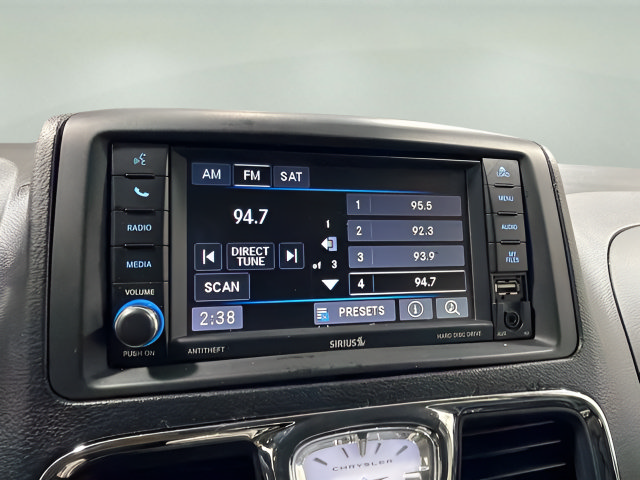 Used 2015 Chrysler Town & Country Touring FWD image 19