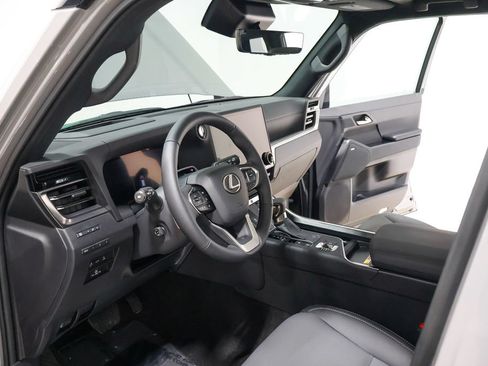 Used 2026 Lexus GX 550 w/ Accessory Package (2T) AWD/4WD image 24