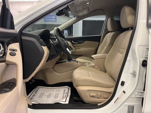 Used 2019 Nissan Rogue SV image 10