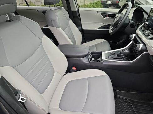 Used 2021 Toyota RAV4 XLE Premium image 10