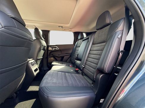 New 2025 Mitsubishi Outlander SE image 26