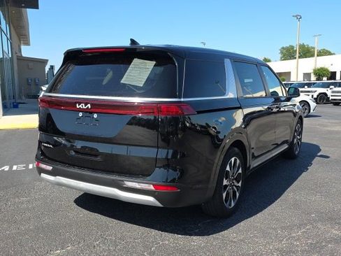 Used 2023 Kia Carnival EX FWD image 4