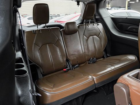 Used 2018 Chrysler Pacifica Limited image 44