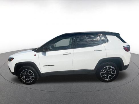 Used 2025 Jeep Compass Trailhawk AWD/4WD image 9