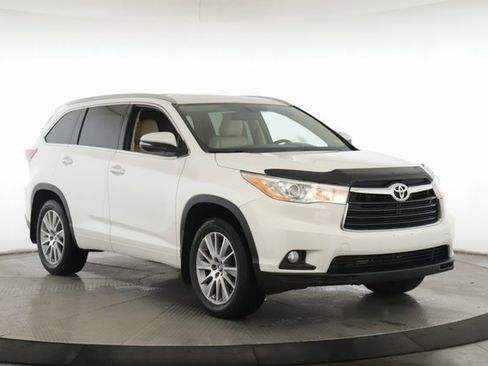 Used 2016 Toyota Highlander XLE image 2
