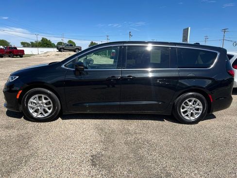 Used 2023 Chrysler Pacifica Touring-L FWD image 2