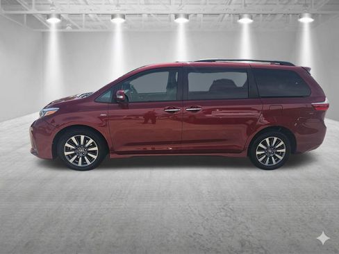 Used 2020 Toyota Sienna Limited Premium image 2