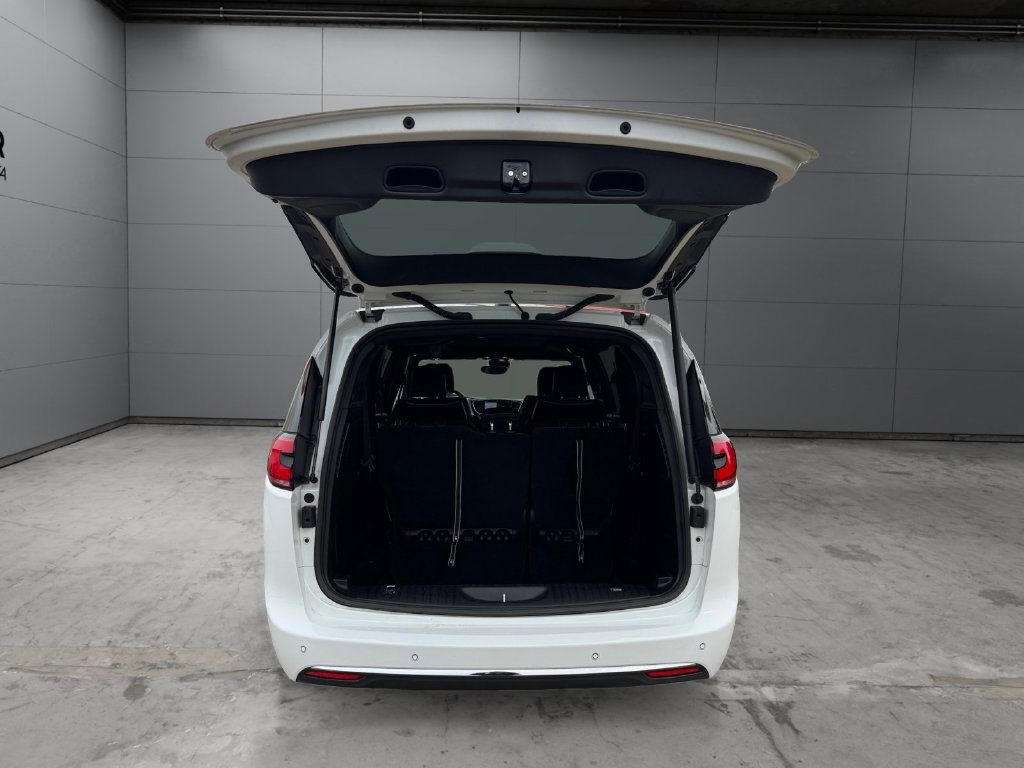 Used 2026 Chrysler Pacifica Limited FWD image 19