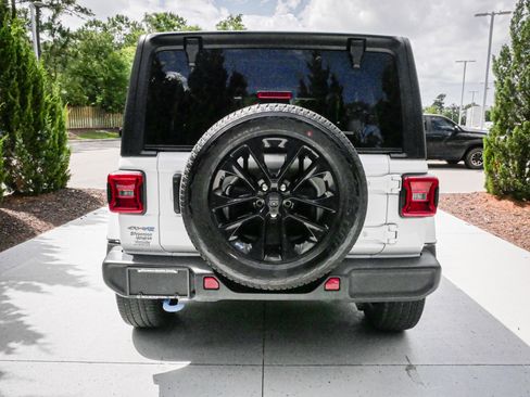 Used 2023 Jeep Wrangler Unlimited Sahara w/ Cold Weather Group AWD/4WD image 9