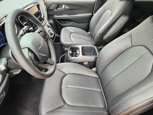 New 2026 Chrysler Pacifica Select image 9