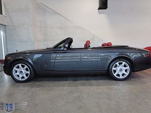 Used 2017 Rolls-Royce Phantom Drophead Coupe RWD image 46
