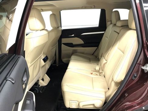 Used 2019 Toyota Highlander XLE image 27