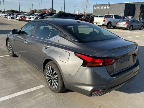 Used 2025 Nissan Altima 2.5 SV image 4