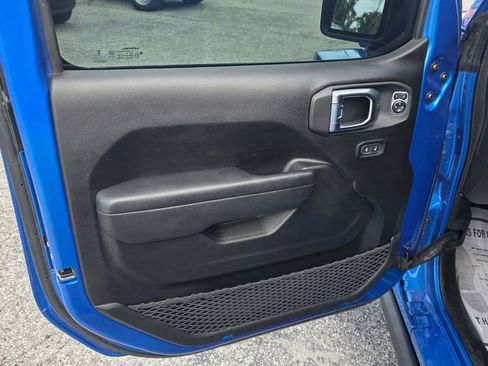 Used 2023 Jeep Gladiator Sport AWD/4WD image 13