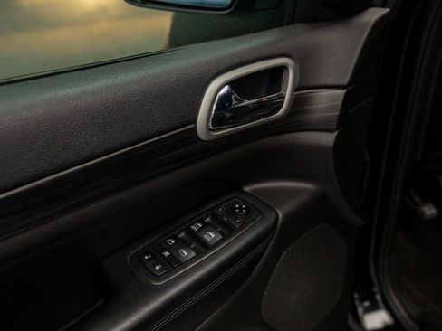 Used 2019 Jeep Grand Cherokee Altitude image 24