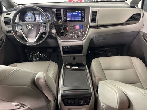 Used 2020 Toyota Sienna XLE image 6