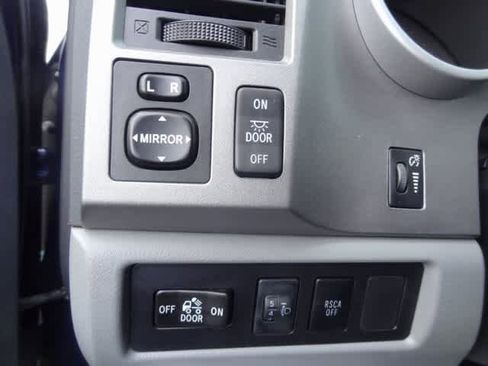 Used 2011 Toyota Tundra 4x4 CrewMax image 11