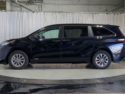 Used 2021 Toyota Sienna XLE FWD image 6