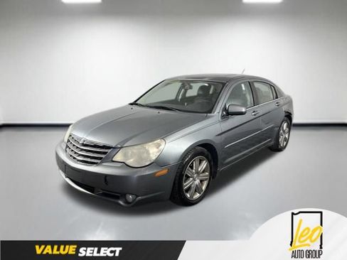 Used 2010 Chrysler Sebring Touring w/ Hands-Free Convenience Group FWD image 1