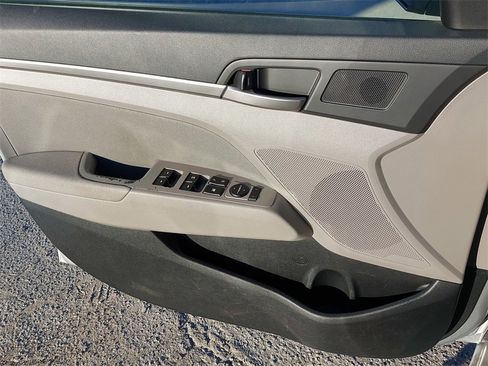 Used 2017 Hyundai Elantra SE image 23