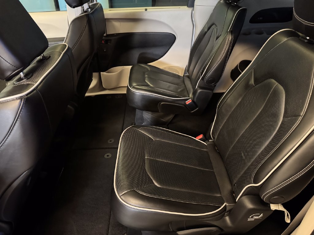 Used 2023 Chrysler Pacifica Limited FWD image 21