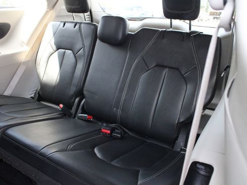 Used 2022 Chrysler Pacifica Touring-L w/ Uconnect Theater Family Group FWD image 21