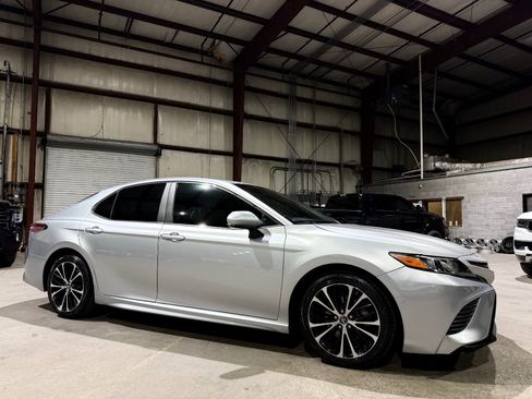Used 2018 Toyota Camry SE FWD image 3
