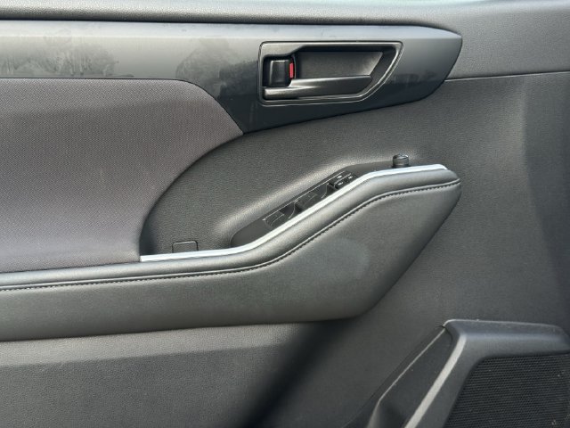 Used 2023 Toyota Highlander LE FWD image 26