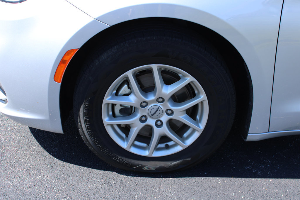 Used 2024 Chrysler Pacifica Touring-L FWD image 5