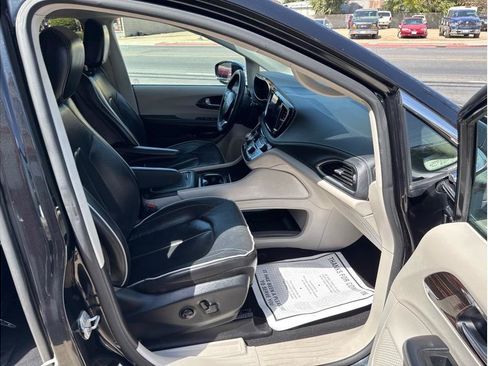 Used 2023 Chrysler Pacifica Limited FWD image 29