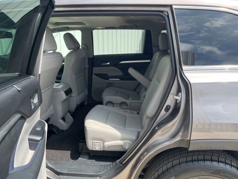 Used 2015 Toyota Highlander XLE FWD image 12