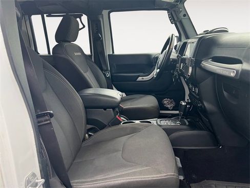 Used 2017 Jeep Wrangler Unlimited Sahara w/ Connectivity Group image 15