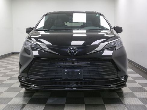 New 2026 Toyota Sienna XLE image 3