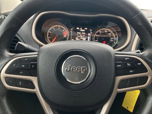 Used 2017 Jeep Cherokee Sport FWD image 19