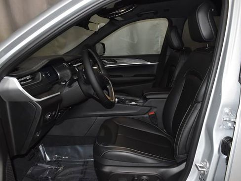 New 2025 Jeep Grand Cherokee Limited image 10