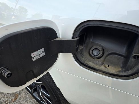 Used 2025 Chevrolet Suburban Premier image 22